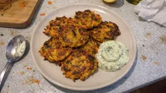 Knusprige Zucchini-Rösti aus der Pfanne – mit cremigem Basilikum-Quark-Dip