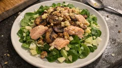 Feldsalat mit Räucherforelle und warmen Champignons – mit frischem Apfel-Dressing