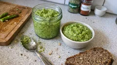 Grünes Spargelpesto in 15 Minuten – cremig, frisch und vielseitig