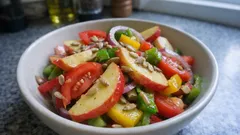 Apfel-Gemüsesalat mit Paprika und Tomaten – schnell gemacht, schön knackig