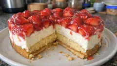 Quark-Erdbeertorte wie vom Café: mit Mürbeteigboden, Biskuit und glänzendem Guss