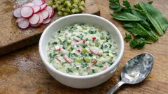 Frühlings-Remoulade mit Bärlauch: schnell angerührt, perfekt zu Eiern & Kartoffeln