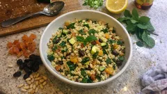 Orientalischer Couscoussalat mit Zucchini, Aprikosen & Minze – schnell vorbereitet