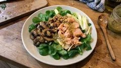 Feldsalat mit Räucherforelle & warmen Champignons – mit Apfel-Senf-Dressing