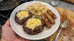Low-Carb Nürnburger aus der Pfanne: Bratwurst, Käse und Sauerkraut ohne Brötchen