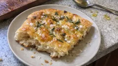 Ligurisches Ofenbrot mit Rosmarin: schnell gemacht und herrlich saftig