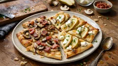 Dünnele wie aus Schwaben: knusprig gebacken – mit Speck-Champignon und Ziegenkäse-Birne