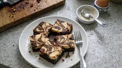 Cheesecake-Brownies vom Blech: saftig, schokoladig und mit cremigem Swirl