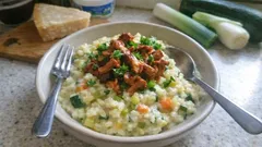 Gemüse-„Risotto“ mit Pfifferlingen: cremig ohne Risottoreis, mit Weißwein und Parmesan