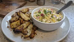 Knusprige Kohlrabi- und Kartoffelecken aus dem Ofen – dazu cremiger Maissalat