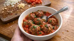 Saftige Hackbällchen aus dem Ofen – in fruchtiger Tomatensauce mit einem Schuss Apfelsaft