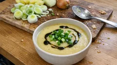 Cremige Kartoffel-Lauch-Suppe mit Crème fraîche – so wird sie besonders sämig