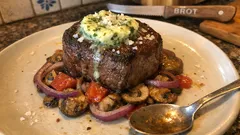 Filetsteak mit Champignons, Zwiebeln und Tomaten – so gelingt es zart im Ofen