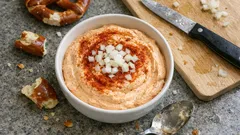 Spundekäs wie in Rheinhessen: cremiger Quark-Dip in 10 Minuten zusammengerührt