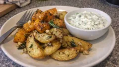 Ofenkürbis und Kartoffeln vom Blech – knusprig, einfach und mit Kräuter-Dip