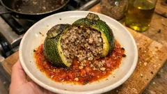 Gefüllte Kugelzucchini aus dem Ofen – mit saftiger Hackfüllung in Tomatensoße