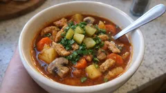 Vegane Gulaschsuppe mit Sojaschnetzeln – deftig, aromatisch und ideal zum Vorkochen