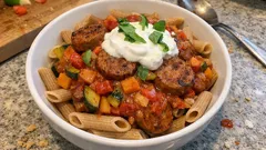 Vegetarisches Würstchengulasch aus der Pfanne – würzig, bunt und schnell gemacht