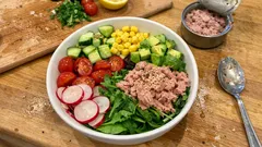 Bunter Fitnesssalat mit Thunfisch & Heidelbeeren – frisch, sättigend, eiweißreich
