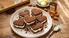 Tiramisu-Kekse in Herzform: Mürbeteig mit Kaffee-Amaretto und Mascarpone-Creme
