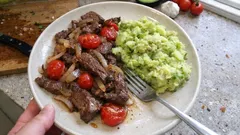 Steakstreifen-Pfanne mit Tomaten – dazu cremiges Kartoffelpüree mit Avocado