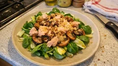 Feldsalat mit geräucherter Forelle: mit warmen Champignons und Apfel-Dressing