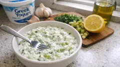 Cremiges Tzatziki mit Kräutern: in 10 Minuten zusammengerührt und richtig aromatisch