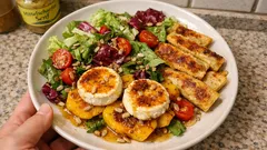 Grüner Salat mit Ofen-Ziegenkäse, Mango & Maultaschen – macht richtig satt