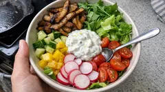 Rauchige Kräuterseitling-Bowl mit Zitronen-Tzatziki – leicht und richtig aromatisch