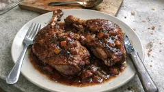 St.-Martins-Gänsekeulen im Römertopf – saftig geschmort mit Apfel und Rotwein