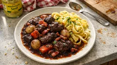 Reh-Bourguignon aus dem Schongarer: zartes Wildragout in Rotwein mit Steinpilzen