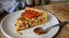 Vegetarische Paprika-Zwiebel-Lauch-Quiche – würzig mit Ajvar und knusprigem Boden