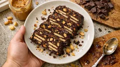 Kalter Hund mit Erdnüssen – schneller No-Bake-Kühlschrankkuchen in Scheiben