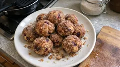 Zwetschgenballen aus dem Ofen: Quark-Dinkel-Kugeln mit Zimt-Zucker