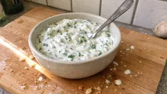 Crème-fraîche-Sauce mit Kräutern – in 5 Minuten ein cremiger Dip für fast alles