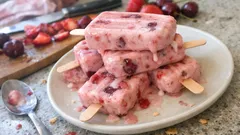 Erdbeer-Kirsch-Eis am Stiel – cremig, fruchtig und ganz ohne Eismaschine