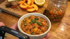 Pfirsich-Chutney mit Zitronengras & Chili – schnell eingekocht, perfekt zu Käse und Grillgut