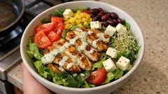 Sättigender Salat mit Hähnchen und Schafskäse – mit Zitronen-Kräuter-Dressing