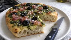 Sauerteig-Focaccia mit Bärlauchpesto – knuspriger Rand, saftige Krume