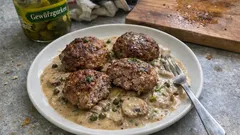 Frikadellen mit Champignons in Pfefferrahm – cremig, würzig und aus nur einer Pfanne