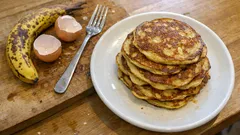 2-Zutaten-Pfannkuchen mit Banane und Ei – schnell, ohne Mehl und ohne Zucker