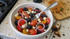 Tomaten-Brombeer-Salat mit Feta: ein schneller Sommersalat mit feinem Balsam-Dressing