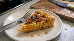 Kürbis-Karotten-Quiche mit Speck – cremig, würzig und ganz unkompliziert