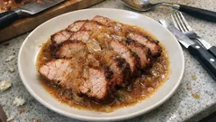 Würziger Nackenbraten aus dem Ofen: saftig geschmort mit Kümmel und Weißweinsoße