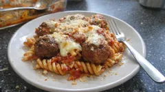 Polpette al forno mit Fusilli – unkomplizierter Pasta-Auflauf mit viel Käse