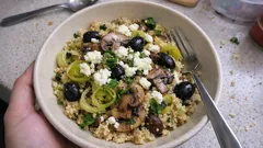 Hirse-Pfanne mit Lauch, Champignons und Manouri – würzig, cremig und schnell gemacht