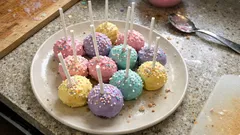 Cake Pops aus Schokokuchen: schnell gerollt, stabil gekühlt und knackig glasiert