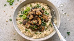 Herzhaftes Hirse-Porridge mit Pilzen – cremig, würzig und schnell gemacht