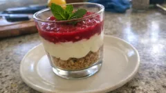 Dessert im Glas: Cookies, Mascarpone und Himbeerpüree – in 10 Minuten geschichtet