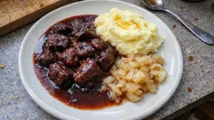 Hirsch-Ragout mit Rotweinsoße, Apfel-Zwiebeln und Kartoffelpüree – so wird es schön zart